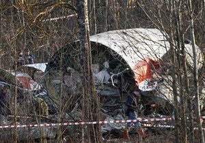 Обломки разбившегося под Смоленском Ту-154 решили накрыть брезентом