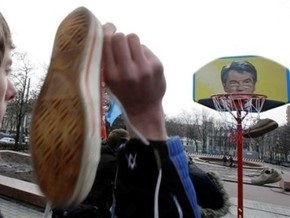 Российский депутат бросил ботинок в портрет Ющенко