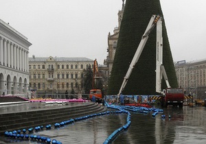 Киевские власти объяснили, почему елку на Майдане начали разбирать раньше времени
