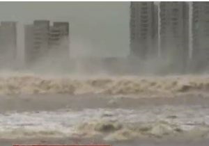 Гигантская приливная волна на реке в Китае - видео