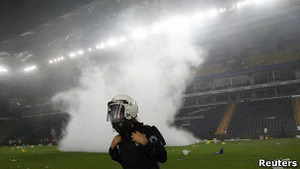 Футбольное дерби в Стамбуле переросло в беспорядки