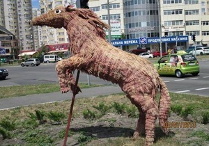 В Киеве появились скульптуры белки из Ледникового периода и лошади из сена