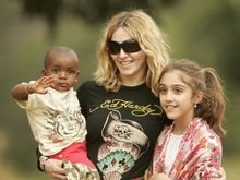Мадонна получила права на усыновление мальчика из Малави