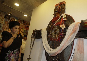 На Филиппинах закрыли выставку с плакатом Христа и деревянного пениса
