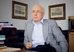 Азаров освятил кабинет премьера после Тимошенко