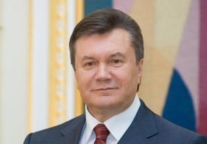 Янукович уехал на работу. Приехавшим в Межигорье журналистам предложили торт и цветы