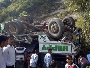 В Индии автобус упал в пропасть: погибли 34 человека