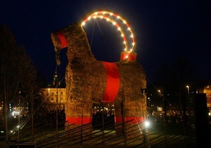 В Швеции рождественскую козу охраняют от вандалов и поджигателей - зимние праздники