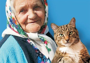 В Днепродзержинске запретили размещать  покращений  плакат с бабушкой и котом