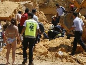 На одном из португальских курортов пять человек погибли под обломками скалы