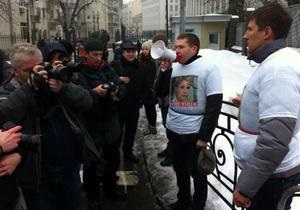 Трое сторонников Тимошенко приковали себя к забору возле Администрации Януковича
