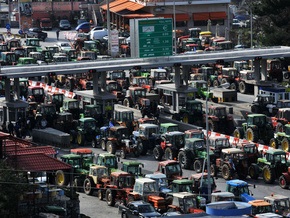 Греческие фермеры заблокировали магистрали страны тракторами и грузовиками