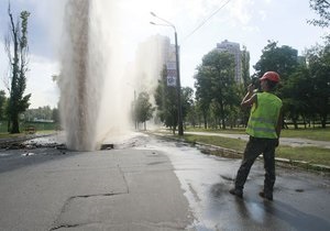 В Киеве из-под асфальта забил 20-метровый фонтан горячей воды