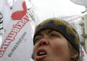 В Харькове под зданием суда митингуют сторонники и противники Тимошенко