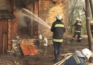 В Киеве бездомные стали виновниками пожара в нежилом доме