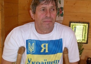 Неизвестный напал на голодающего у дома Ющенко в Хоружевке