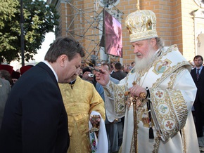 Янукович заявил, что патриарх Кирилл заставляет его задуматься