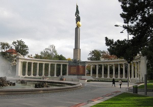 В Вене неизвестные залили краской памятник красноармейцам