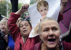 Около 400 человек митингуют под Радой, требуя декриминализации статей Тимошенко
