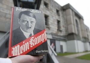 Бестселлер об ожившем Гитлере вызвал споры и смех среди немцев
