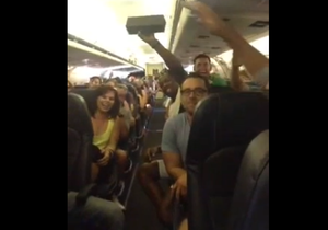 В США застрявшие в самолете без еды и воды пассажиры устроили концерт