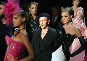 Dior начал свой показ в Париже словами критики в адрес Гальяно