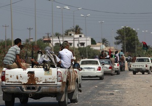 Силы Каддафи отступают к правительственному кварталу в Триполи