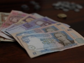 В Киеве при получении 130 тыс. гривен взятки задержаны двое чиновников