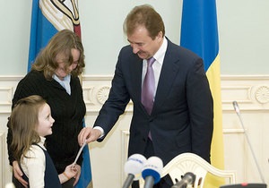 Попов вручил ключи от квартир многодетным семьям Киева