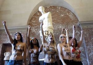 Полуголые активистки FEMEN оккупировали статую Венеры в Париже