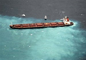 Танкер, севший на мель около Большого Барьерного рифа, угрожает экологической катастрофой