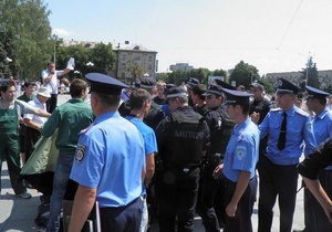 Свобода: В Черкассах милиция уничтожила палаточный городок оппозиции