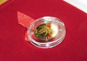 НБУ выпустил новую золотую монету, посвященную пчелам
