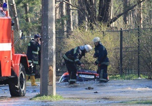 В Киеве в результате прорыва трубы под асфальт провалился автомобиль