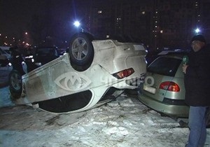 В Киеве Mitsubishi упал с четырехметровой высоты на автостоянку
