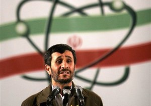 СМИ: Иранец бросил ботинки в выступавшего с речью Ахмадинежада