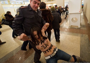 Активистку FEMEN депортировали из России в Украину