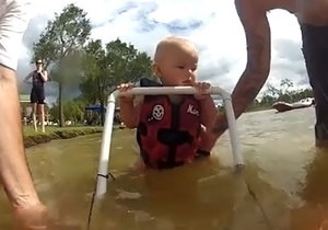 Новости Австралии - странные новости - YouTube: В Австралии семимесячный малыш встал на водные лыжи