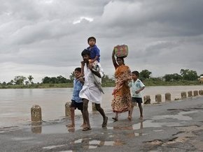 Мощное наводнение в Индии лишило крова сотни тысяч человек