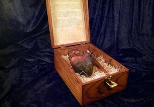 На eBay выставили мумифицированное сердце вампира