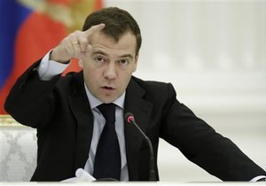 Медведев потребовал от силовиков усилить контроль за безопасностью во всей стране