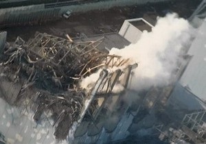 Над тремя аварийными реакторами Фукусима-1 поднимаются клубы дыма