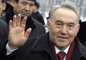 Назарбаев увидел угрозы с юга и из интернета
