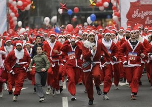 По Белграду пробежали около тысячи человек в костюмах Деда Мороза
