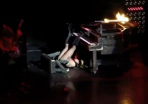 Lady Gaga на концерте упала под рояль