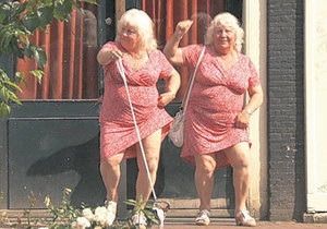 В Нидерландах старейшие проститутки-близняшки решили уйти на пенсию
