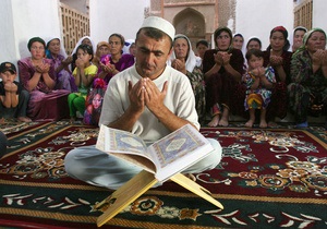 Президент Таджикистана запретил молодежи ходить в мечети и смотреть порно