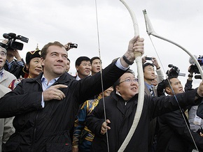 В Монголии Медведев пострелял из лука и вдохнул  продирающее  средство от простуды
