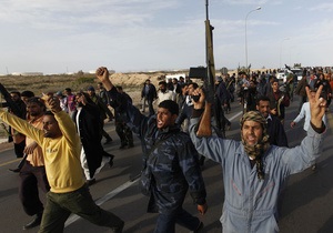 Ливийские повстанцы установили контроль над граничащим с Тунисом городом и НПЗ рядом с Триполи