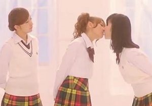 Японская реклама с целующимися девочками вызвала жалобы на пропаганду гомосексуализма